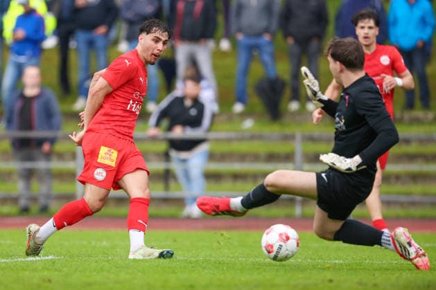 v li Adrian Becker 1 FC Germania Egestorf Langreder, 19 shooting on goal, on the ball, action, action scene, Marlon Vogt goalkeeper, goalkeeper, Blumenthaler SV, 1 , 03 06 2026, Bremen Germany , Football, Promotion round Regionalliga Nord, Blumenthaler SV 1 FC Germania Egestorf Langreder xobx