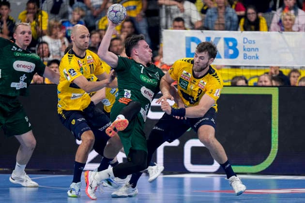 from left Lukas Sandell RNL, 11 , Leif Tissier Die Recken, 7 , Steven Plucnar Jacobsen RNL, 9 , duel, duel, tackle, tackling, dynamics, action, action, 03 06 2026, Mannheim Germany , Handball, Bundesliga, Rhein Neckar Löwen TSV Hannover Burgdorf xozx