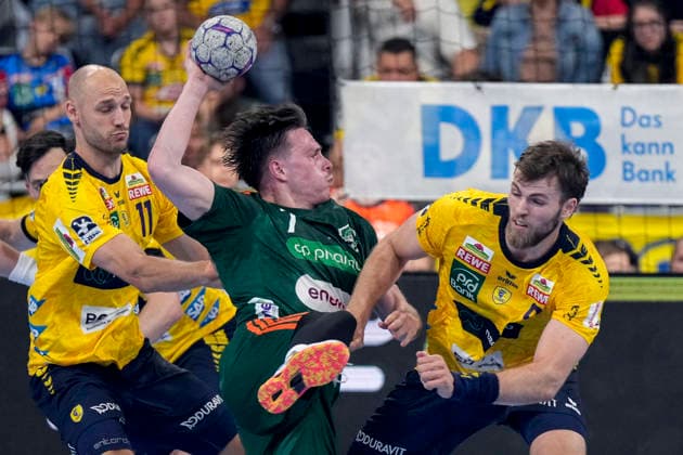 from left Lukas Sandell RNL, 11 , Leif Tissier Die Recken, 7 , Steven Plucnar Jacobsen RNL, 9 , duel, duel, tackle, tackling, dynamics, action, action, 03 06 2026, Mannheim Germany , Handball, Bundesliga, Rhein Neckar Löwen TSV Hannover Burgdorf xozx