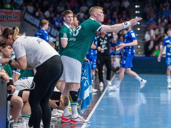 Ymir Oern Gislason Frisch Auf Goeppingen, 33 gives instructions from the outside, Frisch Auf Goeppingen vs TVB Stuttgart, Handball, 1 Bundesliga, Men, Season 2025 2026, 03 06 2026, Frisch Auf Goeppingen vs TVB Stuttgart, Handball, 1 Bundesliga, Men, Season 2025 2026, 03 06 2026 Goeppingen Copyright: xEibner-Pressefoto MichaelxSchmidx EP_MST