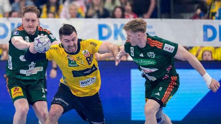 from left Lukas Stutzke Die Recken, 39 , Jannik Kohlbacher RNL, 80 , Vilhelm Poulsen Die Recken, 9 , duel, duel scene, duel, tackle, tackling, dynamics, action, action, 03 06 2026, Mannheim Germany , Handball, Bundesliga, Rhein Neckar Löwen TSV Hannover Burgdorf xozx