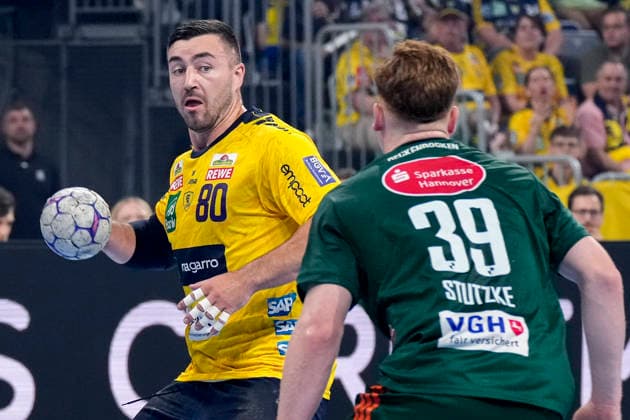 from left Jannik Kohlbacher RNL, 80 , Lukas Stutzke Die Recken, 39 , duel, duel, tackle, tackling, dynamics, action, action, 03 06 2026, Mannheim Germany , Handball, Bundesliga, Rhein Neckar Löwen TSV Hannover Burgdorf xozx