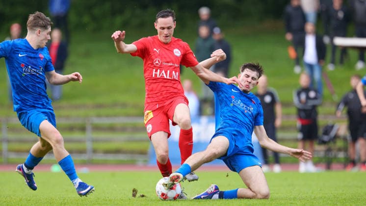 from left Dennis Brendow Blumenthaler SV, 15 , Nick Bode 1 FC Germania Egestorf Langreder, 18 and Luis Seidel Blumenthaler SV, 25 in duel, duel, dynamics, action, action, match scene, 03 06 2026, Bremen Germany , Soccer, promotion round Regionalliga Nord, Blumenthaler SV 1 FC Germania Egestorf Langreder xobx