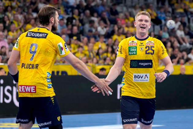 from left Steven Plucnar Jacobsen RNL, 9 , scorer Haukur Thrastarson RNL, 25 , players of Rhein Neckar Löwen, celebrate a goal, jubilation, goal celebration, celebrate the goal, goal, celebration, cheers about the goal, joy, joy, rejoices, optimistic, positive, game scene, highlight, action, action, 03 06 2026, Mannheim Germany , Handball, Bundesliga, Rhein Neckar Löwen TSV Hannover Burgdorf xozx