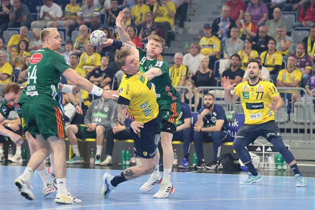 from left Edwin Aspenbaeck Rhein Neckar Loewen, 78, Vilhelm Poulsen TSV Hannover Burgdorf, 9 GER, Rhein Neckar Loewen vs TSV Hannover Burgdorf, Handball, 1 Bundesliga, Season 2025 2026, 03 05 2026 GER, Rhein Neckar Loewen vs TSV Hannover Burgdorf, 1 Bundesliga, Season 2025 2026, 03 05 2026 Mannheim Copyright: xEibner-Pressefoto JoergxHirschx EP_JHH