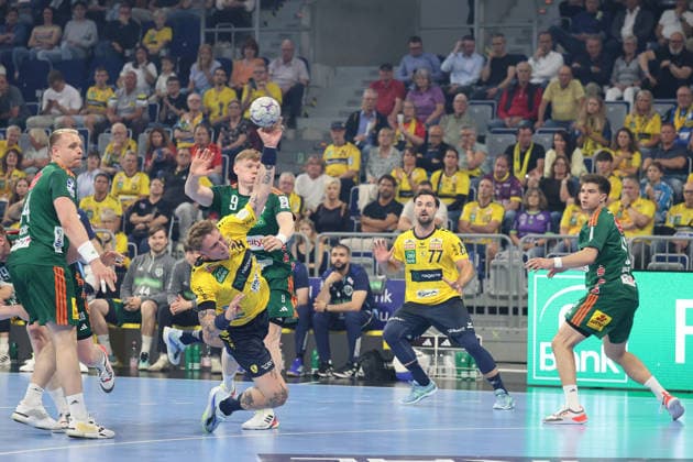 from left Edwin Aspenbaeck Rhein Neckar Loewen, 78, Vilhelm Poulsen TSV Hannover Burgdorf, 9 GER, Rhein Neckar Loewen vs TSV Hannover Burgdorf, Handball, 1 Bundesliga, Season 2025 2026, 03 05 2026 GER, Rhein Neckar Loewen vs TSV Hannover Burgdorf, 1 Bundesliga, Season 2025 2026, 03 05 2026 Mannheim Copyright: xEibner-Pressefoto JoergxHirschx EP_JHH