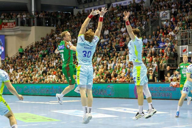 03 06 2026, xgox, Handball Daikin HBL SC Magdeburg VfL Gummersbach emspor, v l Omar Ingi Magnusson Magdeburg, 14 , Tom Kiesler Gummersbach, 30 , Julian Koester Köster, Gummersbach, 7 duel, duel, fight, tackle Magdeburg