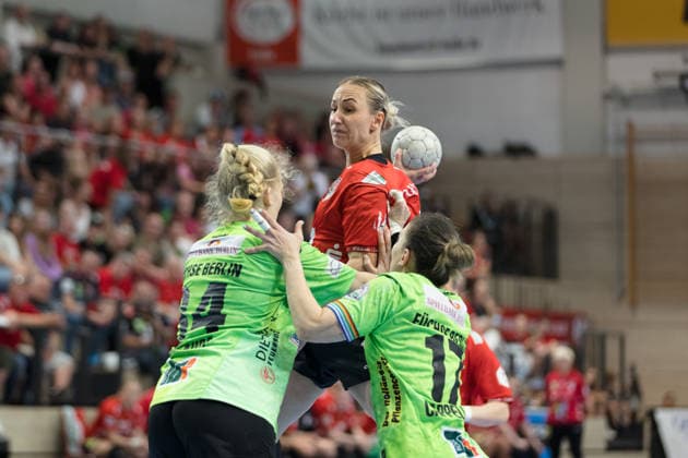 Jonna Schraube Berlin, 34 , Lea Gruber Halle, 19 , Angela Cappellaro Berlin, 17 , SV Union Halle Neustadt vs Füchse Berlin, Spreefüxxe, Handball Bundesliga Frauen, Relegation, First leg, Season 2025 26, 03 06 2026 Halle SWH Arena Sachsen Anhalt Germany
