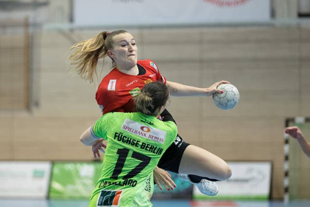 Cara Reuthal Halle, 26 , Angela Cappellaro Berlin, 17 , SV Union Halle Neustadt vs Füchse Berlin, Spreefüxxe, Handball Bundesliga Frauen, Relegation, First leg, Season 2025 26, 03 06 2026 Halle SWH Arena Sachsen Anhalt Germany