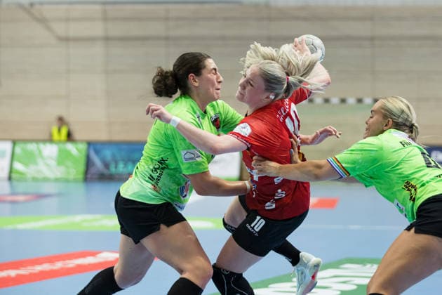 Lucy Gündel Berlin, 11 , Viktoria Marksteiner Halle, 10 , Anouk Nieuwenweg Berlin, 47 , SV Union Halle Neustadt vs Füchse Berlin, Spreefüxxe, Handball Bundesliga Frauen, Relegation, First leg, Season 2025 26, 03 06 2026 Halle SWH Arena Sachsen Anhalt Germany