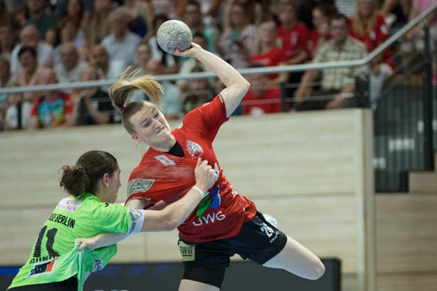 Lucy Gündel Berlin, 11 , Cara Reuthal Halle, 26 , SV Union Halle Neustadt vs Füchse Berlin, Spreefüxxe, Handball Bundesliga Frauen, Relegation, First leg, Season 2025 26, 03 06 2026 Halle SWH Arena Sachsen Anhalt Germany