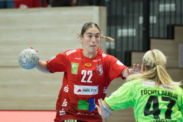 Tabea Wipper Halle, 22 , Anouk Nieuwenweg Berlin, 47 , SV Union Halle Neustadt vs Füchse Berlin, Spreefüxxe, Handball Bundesliga Frauen, Relegation, First leg, Season 2025 26, 03 06 2026 Halle SWH Arena Sachsen Anhalt Germany