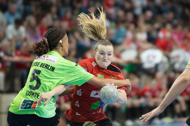 Naomi Conze Berlin, 5 , Cara Reuthal Halle, 26 , SV Union Halle Neustadt vs Füchse Berlin, Spreefüxxe, Handball Bundesliga Frauen, Relegation, First leg, Season 2025 26, 03 06 2026 Halle SWH Arena Sachsen Anhalt Germany