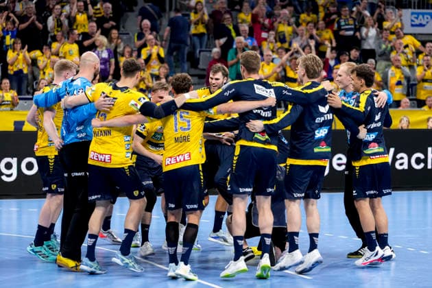 Rhein Neckar Löwen players, cheering after the final whistle, joy about the victory, winner, winners, cheers, cheering, cheerful, positive, happy, rejoicing, optimistic, highlight, action, action, dancing in a circle, team circle, team circle, 03 06 2026, Mannheim Germany , Handball, Bundesliga, Rhein Neckar Löwen TSV Hannover Burgdorf xozx