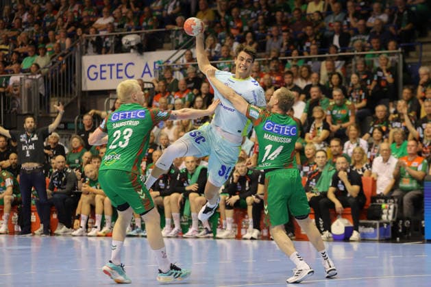 03 06 2026, xtgx, Handball, Daikin HBL, SC Magdeburg VfL Gummersbach v l Magnus Saugstrup Magdeburg, 23 , Miro Schluroff Gummersbach, 15 , Omar Ingi Magnusson Magdeburg, 14 duel, duel, fight, tackle Magdeburg