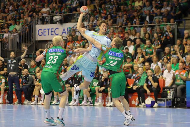 03 06 2026, xtgx, Handball, Daikin HBL, SC Magdeburg VfL Gummersbach v l Magnus Saugstrup Magdeburg, 23 , Miro Schluroff Gummersbach, 15 , Omar Ingi Magnusson Magdeburg, 14 duel, duel, fight, tackle Magdeburg
