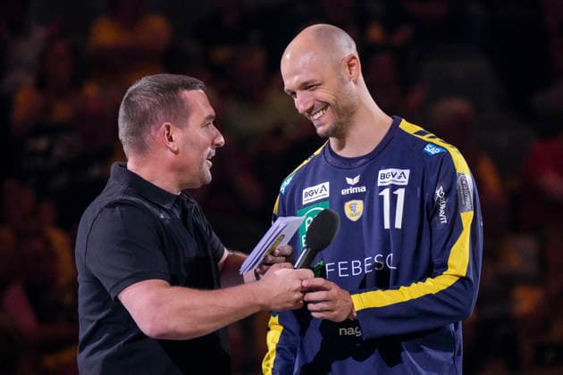 from left Holger Bachert Managing Director, RNL and Lukas Sandell RNL, 11 , at his farewell, Farewell to the club, Action, Action, 03 06 2026, Mannheim Germany , Handball, Bundesliga, Rhein Neckar Löwen TSV Hannover Burgdorf xozx
