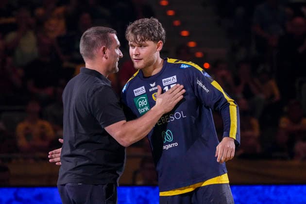 v li Holger Bachert Managing Director, RNL , David More RNL, 15 , at his farewell, farewell to the club, action, action, 03 06 2026, Mannheim Germany , Handball, Bundesliga, Rhein Neckar Löwen TSV Hannover Burgdorf xozx