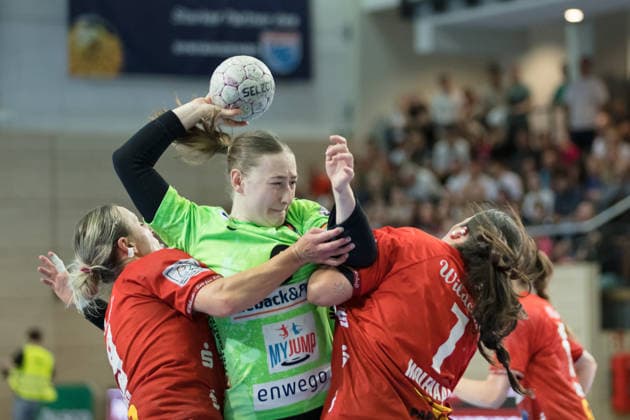 Lea Gruber Halle, 19 , Lara Sophie Fichtner Berlin, 6 , Engelina Alida Corona Molenaar Halle, 7 , SV Union Halle Neustadt vs Füchse Berlin, Spreefüxxe, Handball Bundesliga Frauen, Relegation, First leg, Season 2025 26, 03 06 2026 Halle SWH Arena Sachsen Anhalt Germany
