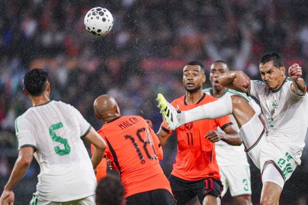 Fußball, Testspiel, Niederlande - Algerien #3 ROTTERDAM , 03-06-2026 , Stadium Feijenoord de Kuip , season 2025 2026 , FIFA International football , friendly match between The Netherlands and Algeria , picture shows Netherlands player Donyell Malen, Netherlands player Cody Gapko, Algeria player Aissa Mandi Netherlands - Algeria (friendly) x204134250x Copyright: