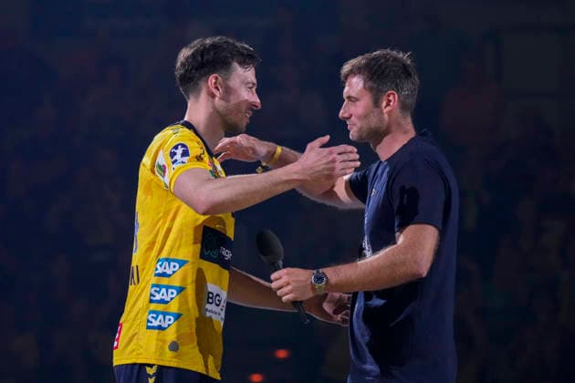 from left Patrick Groetzki RNL, 24 hugs Uwe Gensheimer Scouting, RNL at the end of his career, at his farewell, farewell as a player, action, action, 03 06 2026, Mannheim Germany , Handball, Bundesliga, Rhein Neckar Löwen TSV Hannover Burgdorf xozx