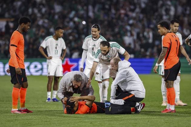 Fußball, Testspiel, Niederlande - Algerien #3 ROTTERDAM - Nathan Akà of the Netherlands is being treated on the pitch during the friendly international match, Länderspiel, Nationalmannschaft between the Netherlands and Algeria at Feyenoord stadium De Kuip on June 3, 2026, in Rotterdam, the Netherlands. The Dutch national team, Nationalteam is preparing for the 2026 FIFA World Cup, WM, Weltmeisterschaft, Fussball BAS CZERWINSKI ANP International Friendly, Länderspiel, Nationalmannschaft 2026 xVIxANPxSportx xxANPxIVx 560016410 originalFilename: 560016410.jpg