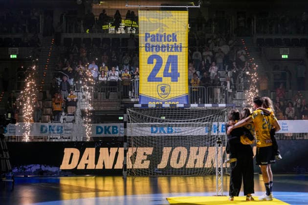 Patrick Groetzki RNL, 24 receives a banner with his name and shirt number 24 under the hall roof at the end of his career, at his farewell, Farewell as a player, Action, Action, Thank you Johnny, 03 06 2026, Mannheim Germany , Handball, Bundesliga, Rhein Neckar Löwen TSV Hannover Burgdorf xozx