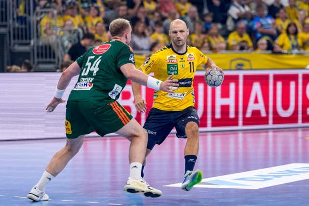 v li Justus Fischer Die Recken, 54 , Lukas Sandell RNL, 11 , duel, duel, tackle, tackling, dynamics, action, action, 03 06 2026, Mannheim Germany , Handball, Bundesliga, Rhein Neckar Löwen TSV Hannover Burgdorf xozx