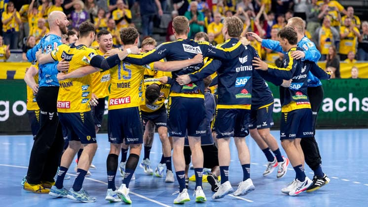 Rhein Neckar Löwen players, cheering after the final whistle, joy about the victory, winner, winners, cheers, cheering, cheerful, positive, happy, rejoicing, optimistic, highlight, action, action, dancing in a circle, team circle, team circle, 03 06 2026, Mannheim Germany , Handball, Bundesliga, Rhein Neckar Löwen TSV Hannover Burgdorf xozx