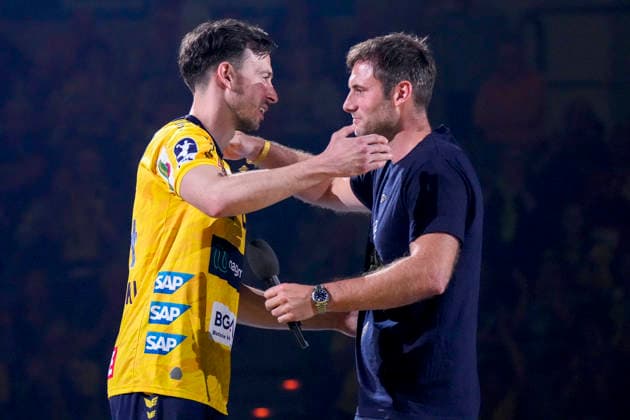 from left Patrick Groetzki RNL, 24 hugs Uwe Gensheimer Scouting, RNL at the end of his career, at his farewell, farewell as an active player from the club, Action, Action, 03 06 2026, Mannheim Germany , Handball, Bundesliga, Rhein Neckar Löwen TSV Hannover Burgdorf xozx