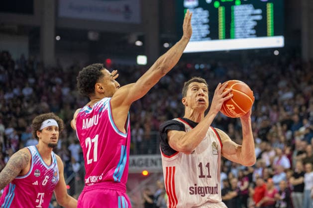 duel between Joel Aminu Telekom Baskets Bonn, 21 and Vladimir Lucic FC Bayern Muenchen Basketball, 11 Telekom Baskets Bonn vs FC Bayern Muenchen, Basketball, e@sy credit BBL, semi-final, 3 match, 2025 2026 season, 04 06 2026 Telekom Baskets Bonn vs FC Bayern Muenchen, Basketball, e@sy credit BBL, semi-final, 3 match, 2025 2026 season, 04 06 2026 Bonn Copyright: xEibner-Pressefoto ThomasxHaeslerx EP_THR