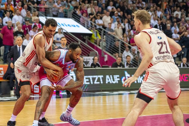 Duel between Kilian Fischer FC Bayern Muenchen, 01 and Jeff Garrett Jr Telekom Baskets Bonn, 04 Next to Justus Hollatz FC Bayern Muenchen, 21 Telekom Baskets Bonn vs FC Bayern Muenchen, Basketball, e@sy credit BBL, Semifinal, 3 Game, Season 2025 2026, 04 06 2026 Telekom Baskets Bonn vs FC Bayern Muenchen, Basketball, e@sy credit BBL, Semifinal, 3 Game, Season 2025 2026, 04 06 2026 Bonn Copyright: xEibner-Pressefoto ThomasxHaeslerx EP_THR
