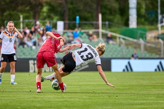 04 06 2026, GER, Womens soccer, International test matches, Friendly match, 2026, Germany U23 Denmark U23 Sophie Nachtigall 13, Germany U23w , rear view, action, with ball, duel Leipzig Alfred Kunze Sportpark Sachsen Germany
