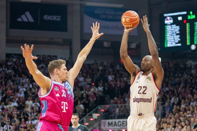 Patrick Heckmann Telekom Baskets Bonn, 33 tries to block the throw of Isiaha Mike FC Bayern Muenchen Basketball, 22 Telekom Baskets Bonn vs FC Bayern Muenchen, Basketball, e@sy credit BBL, Semifinal, 3 Game, Season 2025 2026, 04 06 2026 Telekom Baskets Bonn vs FC Bayern Muenchen, Basketball, e@sy credit BBL, Semifinal, 3 Game, Season 2025 2026, 04 06 2026 Bonn Copyright: xEibner-Pressefoto ThomasxHaeslerx EP_THR