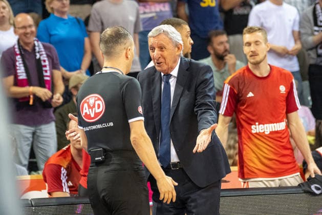 Svetislav Pesic FC Bayern Muenchen Basketball, Head coach in discussion with a referee Telekom Baskets Bonn vs FC Bayern Muenchen, Basketball, e@sy credit BBL, Semi-final, 3 match, 2025 2026 season, 04 06 2026 Telekom Baskets Bonn vs FC Bayern Muenchen, Basketball, e@sy credit BBL, Semi-final, 3 match, 2025 2026 season, 04 06 2026 Bonn Copyright: xEibner-Pressefoto ThomasxHaeslerx EP_THR