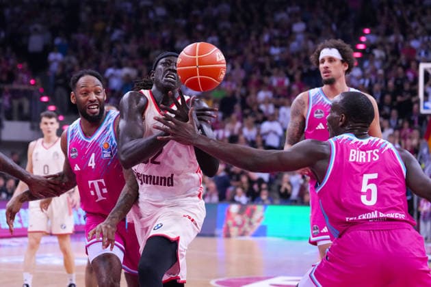 04 06 2026, xydrx, Basketball, easyCredit Basketball Bundesliga, Playoffs, semi-final game 3, Telekom Baskets Bonn FC Bayern München Basketball, Telekom Dome Bonn Jeff Garrett Jr Telekom Baskets Bonn, 4 and Tylan Birts Telekom Baskets Bonn, 5 in duel against Wenyen Gabriel FC Bayern Muenchen Basketball, 32 Copyright: HMBxMedia YannisxDreimann