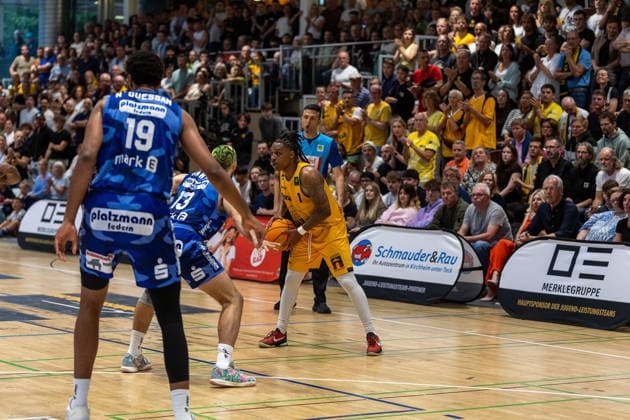Marinus Lucas N Guessan Phoenix Hagen, 19 Dominick Jordan von Waaden Phoenix Hagen, 13 Phillip Montreal Russell Bozic Estriche Knights Kirchheim, 01 GER, Bozic Estriche Knights Kirchheim vs Phoenix Hagen, BARMER 2 Basketball Bundesliga, Playoffs Final Game 1, Season 2025 2026, 04 06 2026 GER, Bozic Estriche Knights Kirchheim vs Phoenix Hagen, BARMER 2 Basketball Bundesliga, Playoffs Final Game 1, Season 2025 2026, 04 06 2026 Kirchheim unter Teck Copyright: xEibner-Pressefoto NinaxSanderx EP_NSR