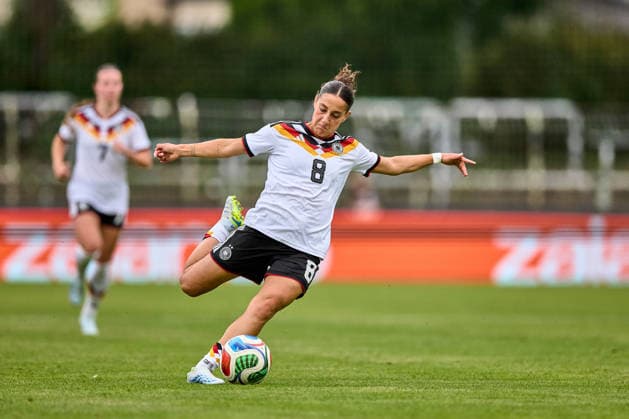 04 06 2026, GER, Womens soccer, International test matches, Friendly match, 2026, Germany U23 Denmark U23 Ilayda Acikgöz 8, Germany U23w , free kick, action, with ball Leipzig Alfred Kunze Sportpark Sachsen Germany