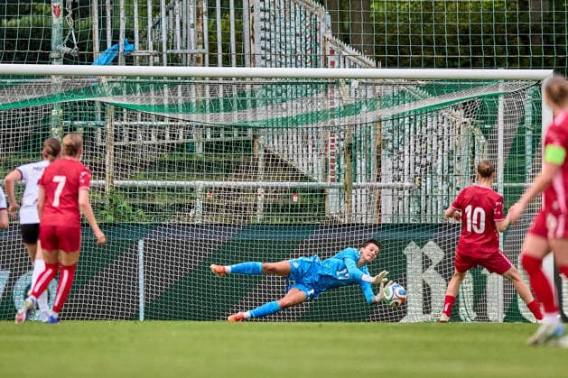04 06 2026, GER, Womens soccer, International test matches, Friendly match, 2026, Germany U23 Denmark U23 Lina Altenburg 12, Germany U23w , free kick, action, with ball, holds penalty Leipzig Alfred Kunze Sportpark Sachsen Germany