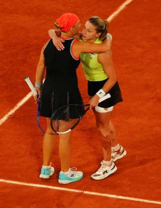 Diana Shnaider congratulates Maja Chwalinska after their semi final match French Open Tennis, Day Twelve, Tennis, Roland Garros, Paris, France - 04 Jun 2026Paris Roland Garros France EDITORIAL USE ONLY No use with unauthorised audio, video, data, fixture lists, club league logos or live services. Online in-match use limited to 120 images, no video emulation. No use in betting, games or single club league player publications. Copyright: xJavierxGarcia Shutterstockx 16906558ak