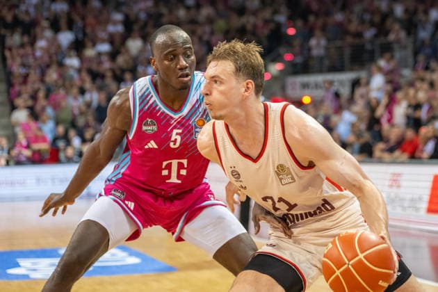 duel between Tylan Birts Telekom Baskets Bonn, 05 and Justus Hollatz FC Bayern Muenchen, 21 Telekom Baskets Bonn vs FC Bayern Muenchen, basketball, e@sy credit BBL, semi-final, 3 match, 2025 2026 season, 04 06 2026 Telekom Baskets Bonn vs FC Bayern Muenchen, basketball, e@sy credit BBL, semi-final, 3 match, 2025 2026 season, 04 06 2026 Bonn Copyright: xEibner-Pressefoto ThomasxHaeslerx EP_THR