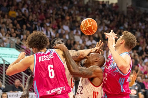 Tough battle under the basket between Michael Kessens Telekom Baskets Bonn, 06 , Isiaha Mike FC Bayern Muenchen Basketball, 22 and Patrick Heckmann Telekom Baskets Bonn, 33 Telekom Baskets Bonn vs FC Bayern Muenchen, Basketball, e@sy credit BBL, semi-final, 3 match, 2025 2026 season, 04 06 2026 Telekom Baskets Bonn vs FC Bayern Muenchen, Basketball, e@sy credit BBL, semi-final, 3 match, 2025 2026 season, 04 06 2026 Bonn Copyright: xEibner-Pressefoto ThomasxHaeslerx EP_THR