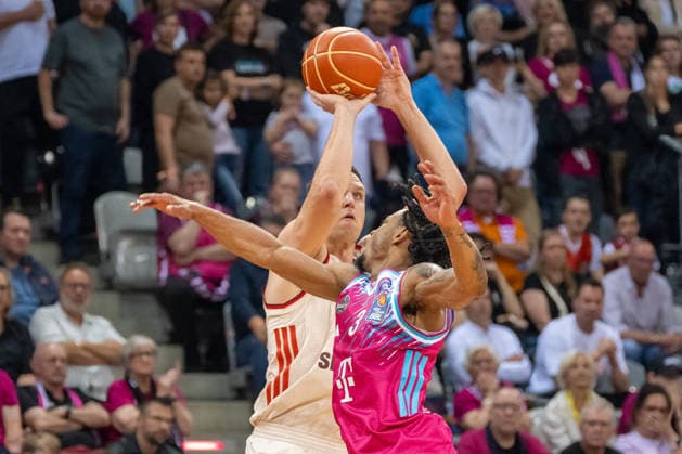 duel between Johannes Voigtmann FC Bayern Muenchen Basketball, 07 and Zachery Cooks Telekom Baskets Bonn, 03 Telekom Baskets Bonn vs FC Bayern Muenchen, Basketball, e@sy credit BBL, semi-final, 3 match, 2025 2026 season, 04 06 2026 Telekom Baskets Bonn vs FC Bayern Muenchen, Basketball, e@sy credit BBL, semi-final, 3 match, 2025 2026 season, 04 06 2026 Bonn Copyright: xEibner-Pressefoto ThomasxHaeslerx EP_THR