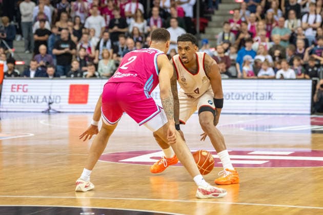 duel between Alijah Comithier Telekom Baskets Bonn, 02 and Xavier Rathan Mayes FC Bayer Muenchen, 04 Telekom Baskets Bonn vs FC Bayern Muenchen, basketball, e@sy credit BBL, semi-final, 3 match, 2025 2026 season, 04 06 2026 Telekom Baskets Bonn vs FC Bayern Muenchen, basketball, e@sy credit BBL, semi-final, 3 match, 2025 2026 season, 04 06 2026 Bonn Copyright: xEibner-Pressefoto ThomasxHaeslerx EP_THR