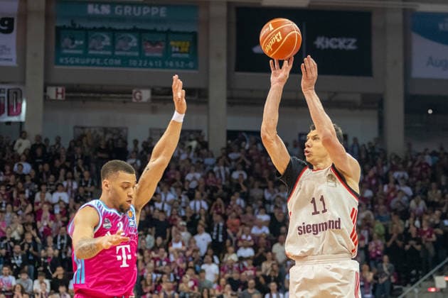 Alijah Comithier Telekom Baskets Bonn, 02 tries to block the throw of Vladimir Lucic FC Bayern Muenchen Basketball, 11 Telekom Baskets Bonn vs FC Bayern Muenchen, Basketball, e@sy credit BBL, Semifinal, 3 Game, Season 2025 2026, 04 06 2026 Telekom Baskets Bonn vs FC Bayern Muenchen, Basketball, e@sy credit BBL, Semifinal, 3 Game, Season 2025 2026, 04 06 2026 Bonn Copyright: xEibner-Pressefoto ThomasxHaeslerx EP_THR
