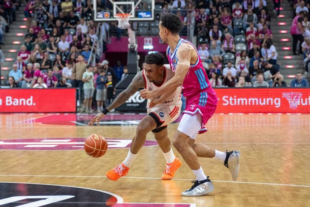 duel between Xavier Rathan Mayes FC Bayer Muenchen, 04 and Joel Aminu Telekom Baskets Bonn, 21 Telekom Baskets Bonn vs FC Bayern Muenchen, Basketball, e@sy credit BBL, semi-final, 3 match, 2025 2026 season, 04 06 2026 Telekom Baskets Bonn vs FC Bayern Muenchen, Basketball, e@sy credit BBL, semi-final, 3 match, 2025 2026 season, 04 06 2026 Bonn Copyright: xEibner-Pressefoto ThomasxHaeslerx EP_THR
