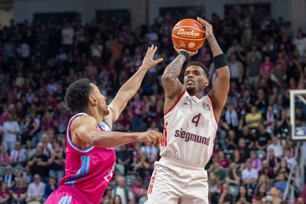 duel between Joel Aminu Telekom Baskets Bonn, 21 and Xavier Rathan Mayes FC Bayer Muenchen, 04 Telekom Baskets Bonn vs FC Bayern Muenchen, Basketball, e@sy credit BBL, semi-final, 3 match, 2025 2026 season, 04 06 2026 Telekom Baskets Bonn vs FC Bayern Muenchen, Basketball, e@sy credit BBL, semi-final, 3 match, 2025 2026 season, 04 06 2026 Bonn Copyright: xEibner-Pressefoto ThomasxHaeslerx EP_THR