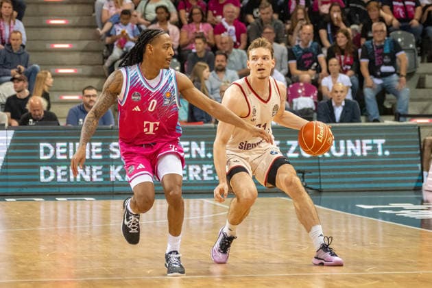 duel between Jalen Finch Telekom Baskets Bonn, 00 and Justus Hollatz FC Bayern Muenchen, 21 Telekom Baskets Bonn vs FC Bayern Muenchen, basketball, e@sy credit BBL, semi-final, 3 match, 2025 2026 season, 04 06 2026 Telekom Baskets Bonn vs FC Bayern Muenchen, basketball, e@sy credit BBL, semi-final, 3 match, 2025 2026 season, 04 06 2026 Bonn Copyright: xEibner-Pressefoto ThomasxHaeslerx EP_THR
