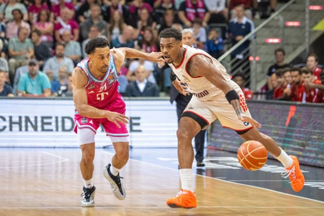 duel between Joel Aminu Telekom Baskets Bonn, 21 and Xavier Rathan Mayes FC Bayer Muenchen, 04 Telekom Baskets Bonn vs FC Bayern Muenchen, Basketball, e@sy credit BBL, semi-final, 3 match, 2025 2026 season, 04 06 2026 Telekom Baskets Bonn vs FC Bayern Muenchen, Basketball, e@sy credit BBL, semi-final, 3 match, 2025 2026 season, 04 06 2026 Bonn Copyright: xEibner-Pressefoto ThomasxHaeslerx EP_THR