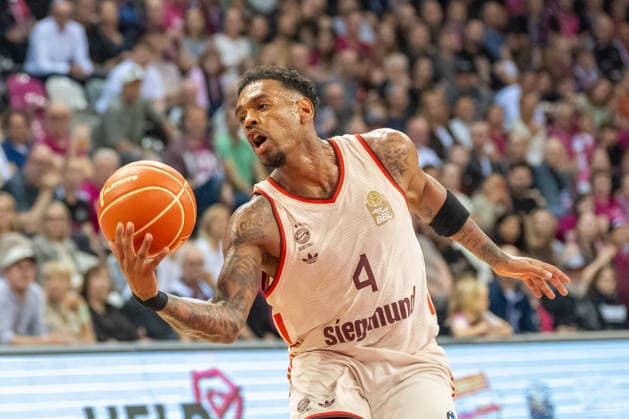 Xavier Rathan Mayes FC Bayer Muenchen, 04 can just reach the ball Telekom Baskets Bonn vs FC Bayern Muenchen, Basketball, e@sy credit BBL, Semifinal, 3 Match, Season 2025 2026, 04 06 2026 Telekom Baskets Bonn vs FC Bayern Muenchen, Basketball, e@sy credit BBL, Semifinal, 3 Match, Season 2025 2026, 04 06 2026 Bonn Copyright: xEibner-Pressefoto ThomasxHaeslerx EP_THR